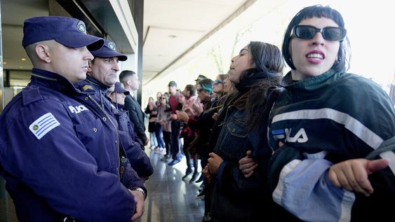 Integrantes de Adur y estudiantes rodean el anexo del Palacio Legislativo. Foto: Javier Calvelo / adhocFOTOS Integrantes de Adur y estudiantes rodean el anexo del Palacio Legislativo. Foto: Javier Calvelo / adhocFOTOS
