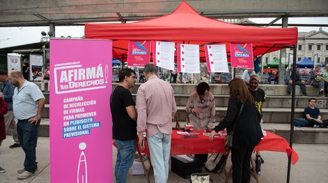 Un puesto de recolección de firmas para promover un plebiscito sobre el sistema previsional. Foto: Santiago Mazzarovich / adhocFOTOS