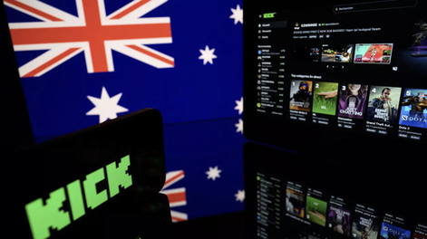 Esta fotografía muestra pantallas que muestran el logotipo y la página de inicio de la plataforma australiana Kick, el 21 de agosto de 2025
