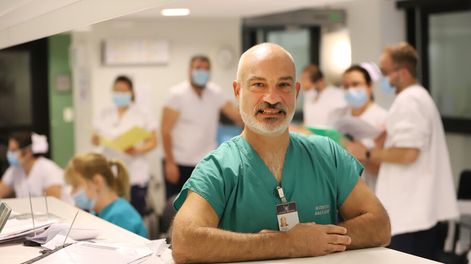 Búsqueda | Sobre los partes telefónicos a los familiares de pacientes, el intensivista Carlos Chicheff comentó: “Perdimos el abrazo, el saludo, la mirada, y nos quedamos c