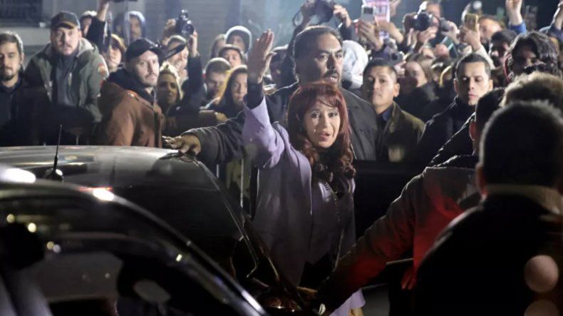 La expresidenta argentina Cristina Kirchner saluda a sus seguidores a su llegada a la sede del Partido Justicialista en Buenos Aires el 9 de junio de 2025