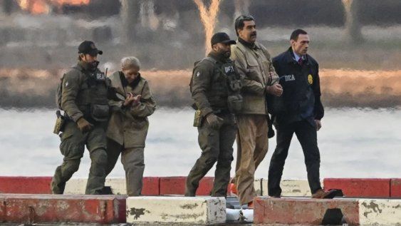 Nicolás Maduro y su esposa, Cilia Flores, llegan al helipuerto de Wall Street durante su traslado al tribunal federal para su comparecencia en Nueva York, Estados Unidos.