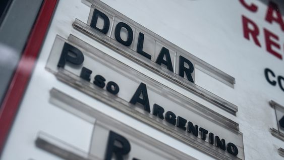Pizarra de una casa de cambio del Centro de Montevideo.