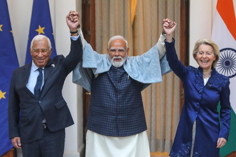 La presidenta de la Comisión Europea, Ursula von der Leyen (d), y el presidente del Consejo Europeo, Antonio Luis Santos da Costa (i), posan con el primer ministro indio, Narendra Modi (c), antes de una reunión en Hyderabad House, Nueva Delhi, India, este martes.