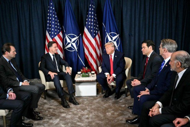 Donald Trump habla con el secretario general de la OTAN, Mark Rutte durante una reunión bilateral en el marco de la reunión anual del Foro Económico Mundial en Davos el 21 de enero de 2026.