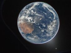 Vista de la Tierra tomada por el astronauta de la NASA y comandante de Artemis II, Reid Wiseman, desde una de las ventanas de la nave espacial Orión tras completar la maniobra de inyección translunar el 2 de abril de 2026. La imagen muestra dos auroras (arriba a la derecha y abajo a la izquierda) y luz zodiacal (abajo a la derecha) visible durante el eclipse solar de la Tierra. Vista de la Tierra tomada por el astronauta de la NASA y comandante de Artemis II, Reid Wiseman, desde una de las ventanas de la nave espacial Orión tras completar la maniobra de inyección translunar el 2 de abril de 2026. La imagen muestra dos auroras (arriba a la derecha y abajo a la izquierda) y luz zodiacal (abajo a la derecha) visible durante el eclipse solar de la Tierra.