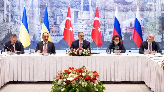Una fotografía facilitada por la Oficina de Prensa del Ministerio de Asuntos Exteriores de Turquía muestra al ministro de Asuntos Exteriores turco, Hakan Fidan (C), asistiendo a la reunión de las delegaciones ucraniana y rusa en la Oficina Presidencial en Estambul, Turquía, el 16 de mayo de 2025 Una fotografía facilitada por la Oficina de Prensa del Ministerio de Asuntos Exteriores de Turquía muestra al ministro de Asuntos Exteriores turco, Hakan Fidan (C), asistiendo a la reunión de las delegaciones ucraniana y rusa en la Oficina Presidencial en Estambul, Turquía, el 16 de mayo de 2025