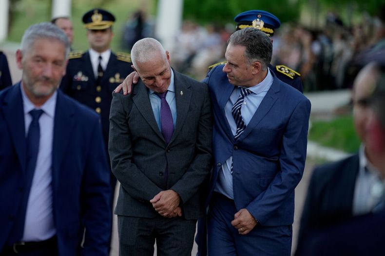 Carlos Negro y Yamandú Orsi durante la ceremonia de asunción de autoridades del Ministerio del Interior