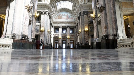 Legisladores oficialistas y opositores, concentrados en la consulta popular, relegan la actividad legislativa solo a lo imprescindible. Foto: NDA / Búsqueda