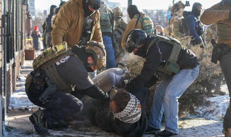 Un manifestante es arrestado mientras la gente se reúne después de que agentes de ICE dispararon a alguien varias veces mientras intentaban detenerlo en Minneapolis, Minnesota, EE.UU., el 24 de enero de 2026.