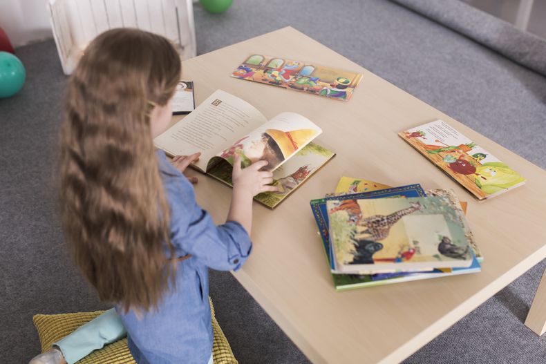 nina-con-libros-en-mesa