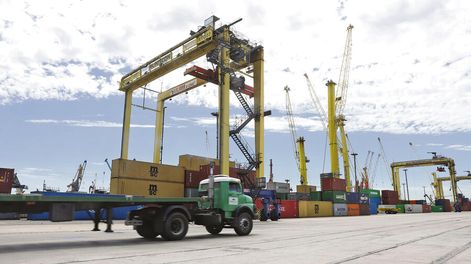 Los aranceles, cobrados por la Aduana, bajaron poco en los últimos 10 años. Foto: Nicolás Der Agopián