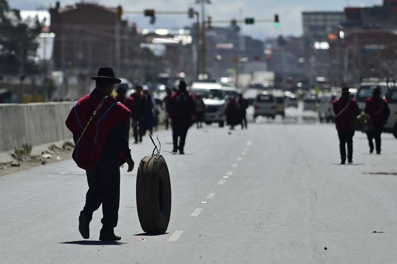 Un campesino aymara boliviano empuja un neumático durante un bloqueo de carreteras convocado por la Federación Campesina Tupac Katari en protesta contra la eliminación de los subsidios a los hidrocarburos en Bolivia -que ya entra en su tercera semana- en El Alto, el 9 de enero de 2026.