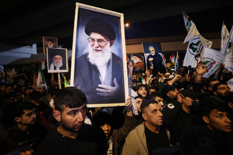 Los chiítas iraquíes llevan un retrato del líder supremo de Irán, el ayatolá Alí Jamenei, durante una protesta contra los ataques estadounidenses e israelíes a Irán en Bagdad, el 28 de febrero de 2026.