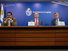 Alejandro Sánchez, Yamandú Orsi y Jorge Díaz en una conferencia de prensa en la Torre Ejecutiva Alejandro Sánchez, Yamandú Orsi y Jorge Díaz en una conferencia de prensa en la Torre Ejecutiva