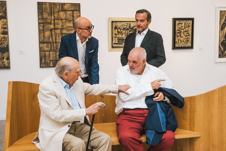 El director del MACA Leonardo Noguez, el curador italiano Luca Massimo Barbero, el expresidente Julio María Sanguinetti y Pablo Atchugarry, fundador del MACA.&nbsp;