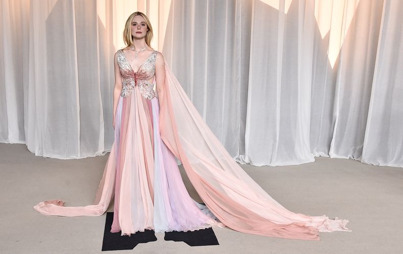 La actriz Elle Fanning deslumbró con un vestido multicolor en tonos pastel y corsé en forma de mariposa.