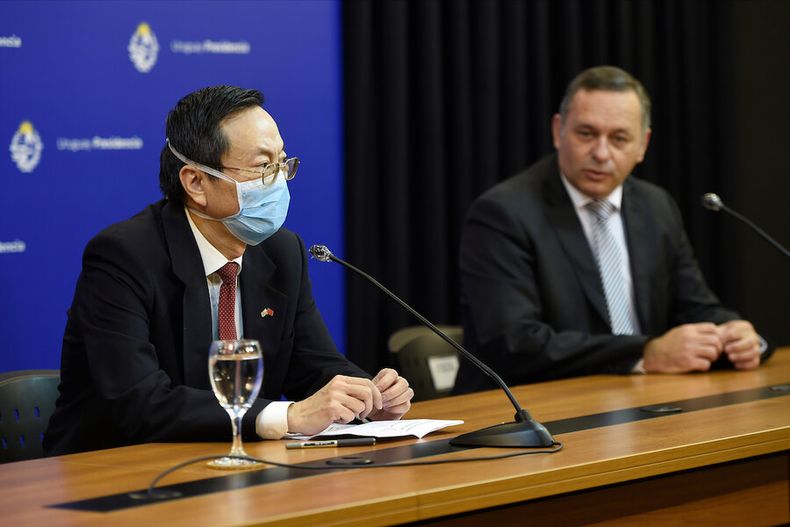 El embajador de China, Wang Gang, tras una visita a Luis Lacalle Pou en Torre Ejecutiva. Foto: Daniel Rodriguez / adhocFOTOS