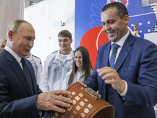 Según informes, el empresario ruso Umar Kremlev (derecha) gastó cientos de miles de dólares en lujosas fiestas para celebrar la boda de Donald Trump Jr. en las Bahamas. Aquí se le ve visitando un centro de boxeo con el presidente ruso Vladimir Putin (izquierda) en 2022.
