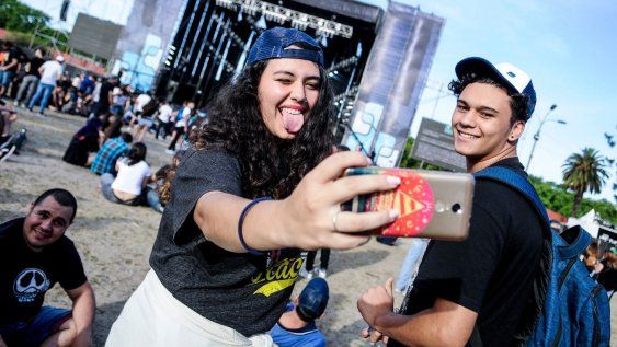 Dos jóvenes se sacan una selfie durante un concierto de rock en Montevideo Dos jóvenes se sacan una selfie durante un concierto de rock en Montevideo