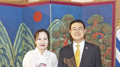 Eun Sun Yi junto al embajador de Corea Wonil Noh.