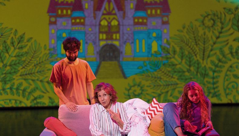 imagen de Una comedia romántica uruguaya, escritoras en TV, la fiesta de la cerveza, teatro tragicómico y voces españolas