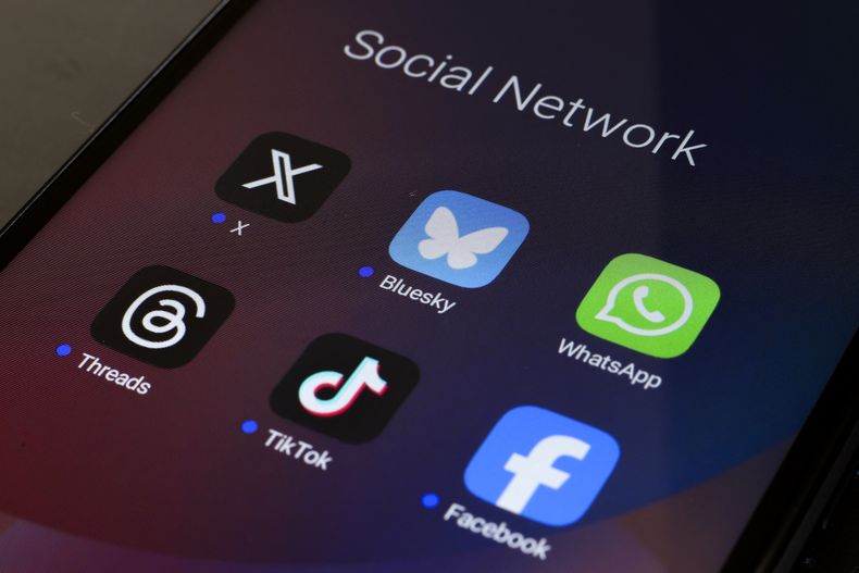 En la campaña electoral, la desinformación circuló a través de placas que simulaban haber sido creadas por medios tradicionales.