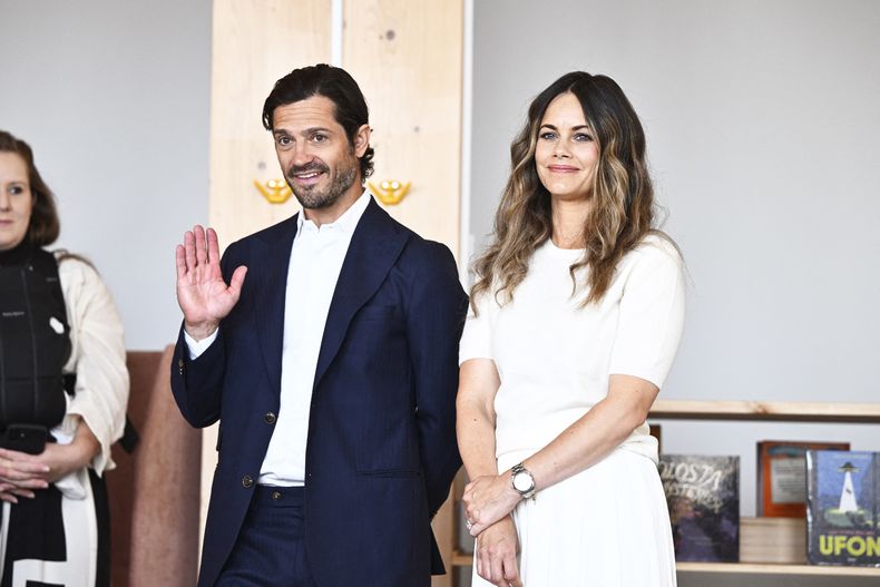 El principe Carlos Felipe y la princesa Sofia de Suecia visitaron la nueva Casa de la Cultura en Sundyberg, a las afueras de Estocolmo.