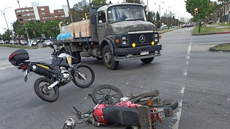 Accidente en calle del barrio La Blanqueada, en Montevideo. Foto: Javier Calvelo, adhocFOTOS