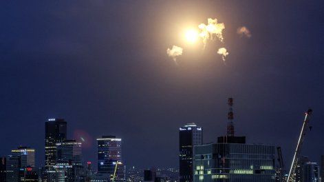 Se muestran explosiones de proyectiles interceptados por el sistema de defensa antimisiles Cúpula de Hierro de Israel sobre Tel Aviv el 28 de febrero de 2026.