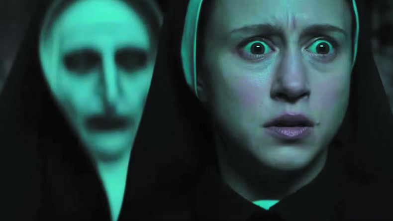 Taissa Farmiga y el demonio de hábito. Foto: Warner Bros.