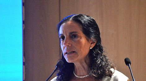 La ministra Azucena Arbeleche en el foro de la ACDE. Foto: ACDE, MEF