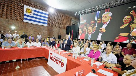 Acto de Batllistas en respaldo a la precandidatura de Tabaré Viera. Foto: Javier Calvelo, adhocFOTOS