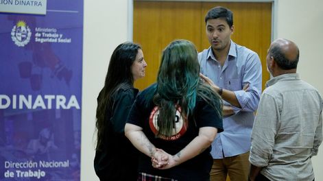 Rodrigo Turturiello, asesor legal de Pedidos Ya, junto a representantes de los trabajadores en la Dirección de Trabajo. Foto: Javier Calvelo, adhocFOTOS