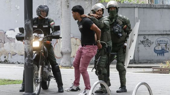 Protestas, represión y cientos de detenidos en las calles de Caracas tras la victoria de Nicolás Maduro. Protestas, represión y cientos de detenidos en las calles de Caracas tras la victoria de Nicolás Maduro.
