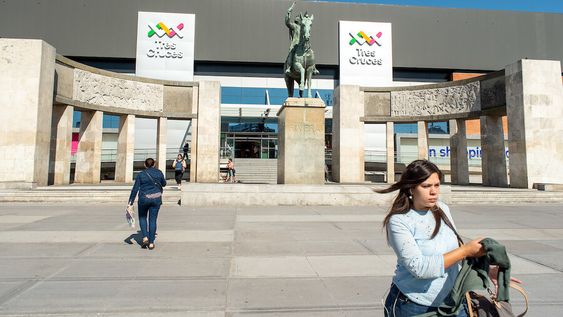 Ingreso al shopping y terminal de ómnibus Tres Cruces, en Montevideo.Foto: Ricardo Antúnez / adhocFOTOS