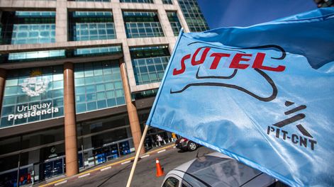 Concentracion del Sindicato Unico de Telecomunicaciones en la Torre Ejecutiva en Montevideo. Foto: Mauricio Zina / adhocFOTOS