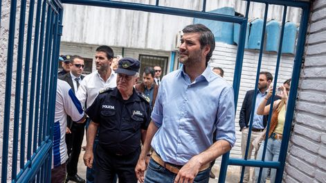 Luis Mendoza y Nicolás Martinelli en 2024, durante una recorrida por exComcar; la Policía Nacional investiga si fueron amenazados por el mismo grupo criminal que atacó a Mónica Ferrero. 