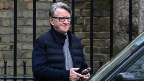 Peter Mandelson aparece en la imagen cuando sale de su residencia en el centro de Londres el 21 de febrero de 2026.