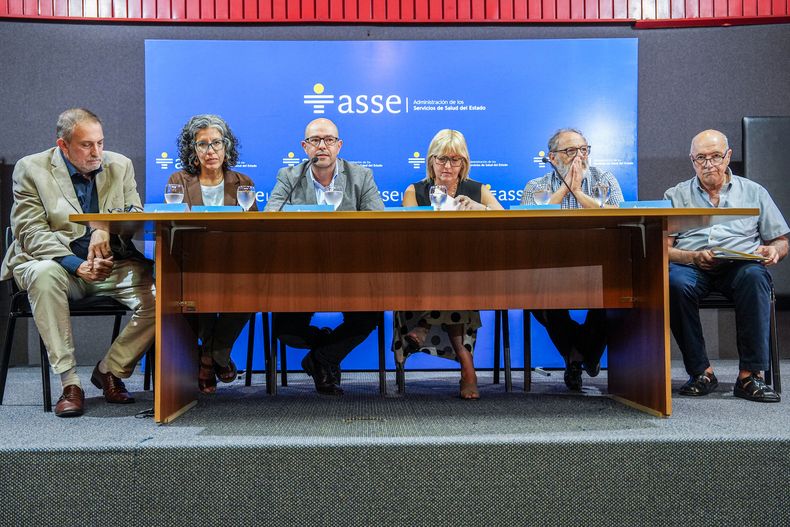 Gustavo Gianre (extremo izquierda) y Jorge Bentancur (extremo derecha) asumieron como directores sociales en ASSE; en el medio, los directores políticos del prestador y la ministra de Salud, Cristina Lustemberg.