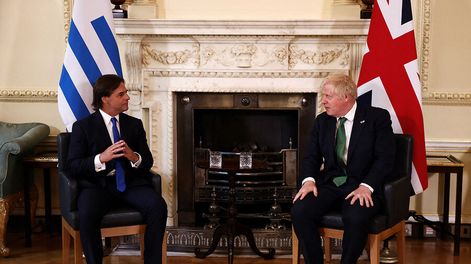 Luis Lacalle Pou conversa con el primer ministro británico, Boris Johnson, en Downing Street. Foto: AFP