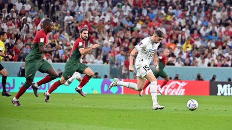 El uruguayo Federico Valverde marcado por los futbolistas de Portugal William y Rubén Neves durante un partido de la Copa Mundial 2022. Foto: AUF.org.uy
