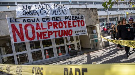 Manifestación del sindicato de OSE en contra del proyecto Neptuno en el edificio central de OSE, en Montevideo