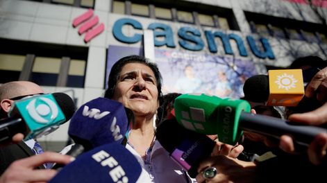 Raquel Pannone frente al sanatorio Casmu en la calle 8 de Octubre