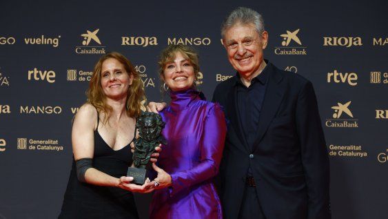 Dolores Fonzi, directora de Belén, ganadora del Goya a Mejor película iberoamericana, con los productores Leticia Cristi y Hugo Sigman.