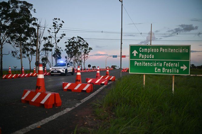 Integrantes de la Policía Militar de Brasil hacen guardia frente al Complejo Penitenciario de Papuda donde fue trasladado el expresidente de Brasil Jair Bolsonaro, en Brasilia (Brasil).&nbsp;