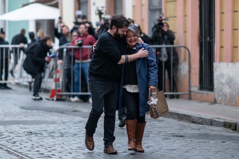 Fotografía cedida por la Presidencia de Chile del mandatario chileno, Gabriel Boric (i), saludando a la ganadora de las primarias presidenciales de la izquierda, la comunista Jeannette Jara, este lunes en Santiago (Chile)