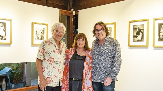 Los galeristas Roberto Riverti y Carolina Pedroni con el fotógrafo Thierry Valencin Los galeristas Roberto Riverti y Carolina Pedroni con el fotógrafo Thierry Valencin