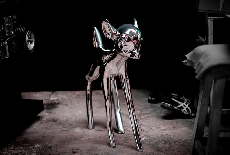 El artista Carne Hueso aprovecha el escenario de una obra en construcción entre andamios y escombros para recrear su estudio, imprimir obras en 3D y presentar una escultura de Bambi cromada que es la protagonista de la escena