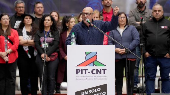 Marcelo Abdala y dirigentes del PIT-CNT durante el acto del Día de los Trabajadores en 2024 Marcelo Abdala y dirigentes del PIT-CNT durante el acto del Día de los Trabajadores en 2024